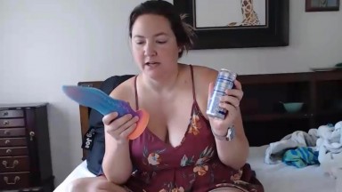 Curvy Freckles stuffs an iron can in vagina to get an orgasm