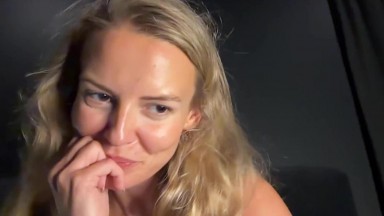 Mia Rose pushed her twat to the limit by inserting a huge dildo